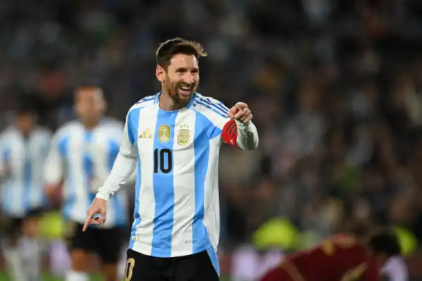 Dos goles y una ovación eterna para Messi en el Monumental