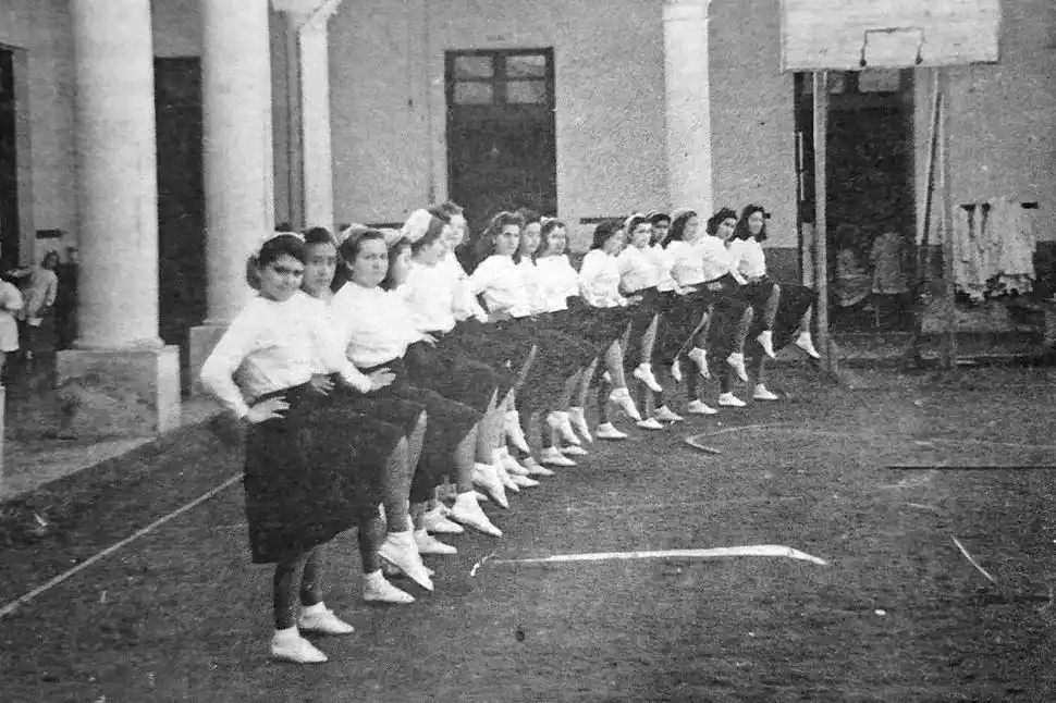 Recuerdos fotográficos: años 40. Las clases de gimnasia en la escuela Sarmiento