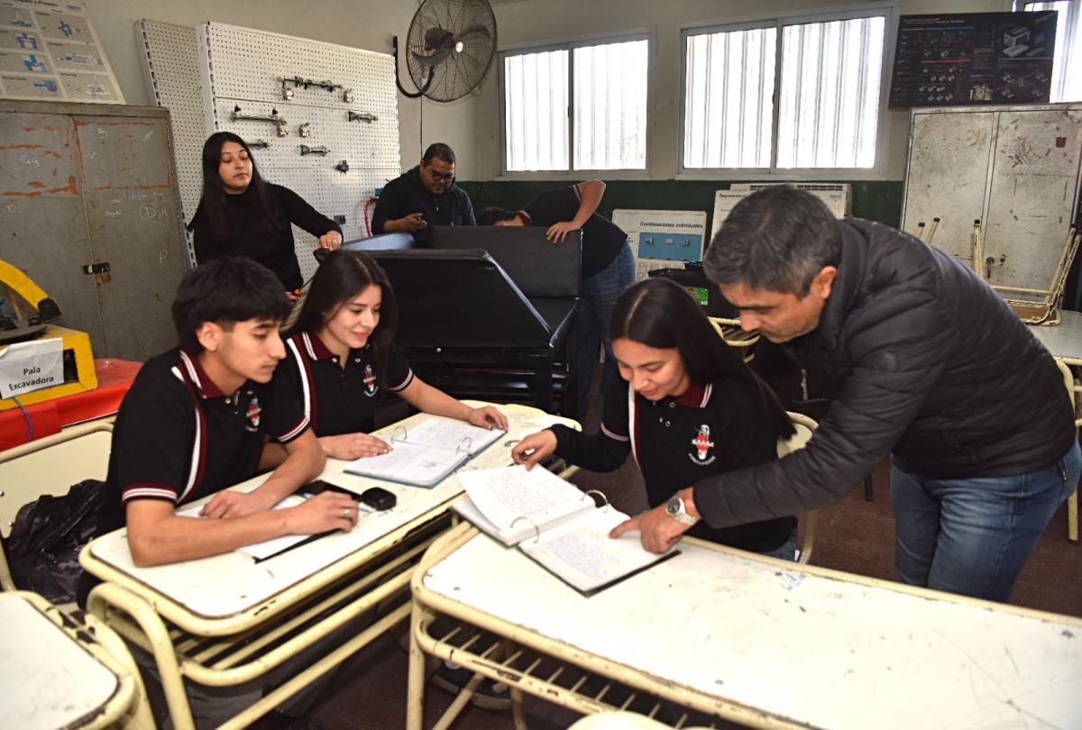 EN EQUIPO. Estudiantes y docentes se comprometieron con el trabajo. LA GACETA/ FOTO DE OSVALDO RIPOLL