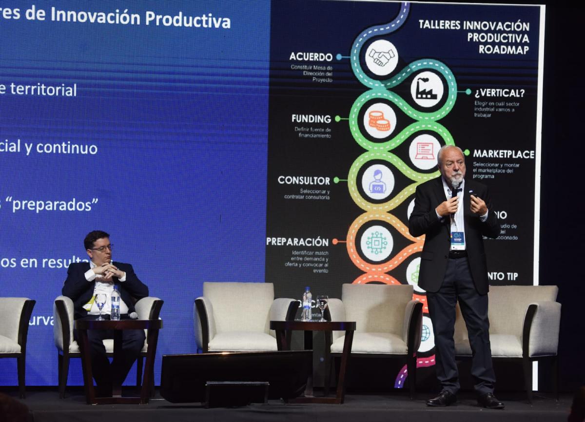 PANEL. Galeazzi habla ante la mirada de Leandro Mora Alfonsín, director de desarrollo de Argencon. LA GACETA / FOTO DE ANALÍA JARAMILLO