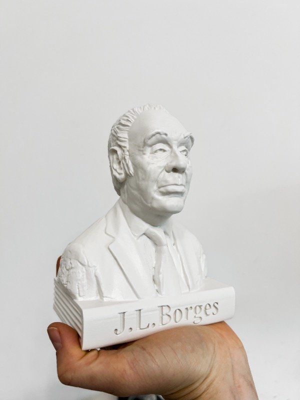 LA ICONOGRAFÍA POP SIEMPRE PRESENTE. “Borges circula en la cultura popular como una figura inevitable, incluso para quienes no lo leyeron en profundidad”.