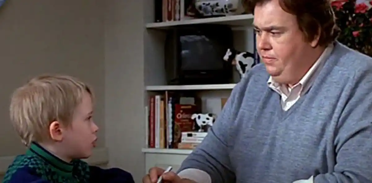 Macaulay Culkin y John Candy en una escena de Uncle Buck (1989).