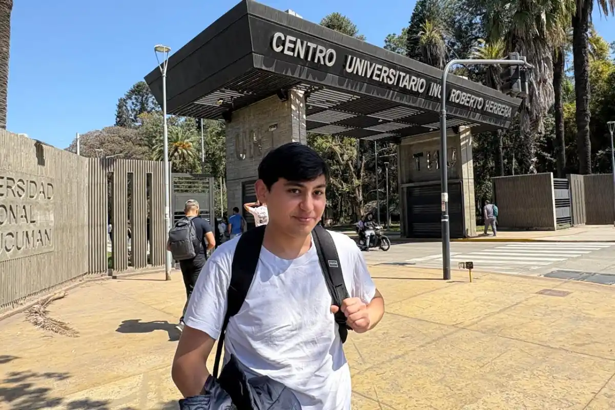 ESTUDIAR Y TRABAJAR. Esteban Díaz trabaja con su padre en la obra y estudia hasta la madrugada para seguir su sueño universitario. / LA GACETA, VICTORIA REINOSO