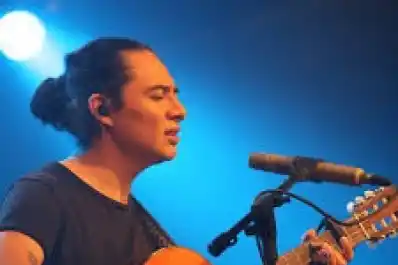 Canciones que abordan la tensión entre dos realidades