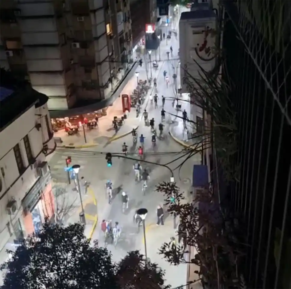 AGLOMERACIÓN. Según relataron los vecinos, los adolescentes suelen realizar su recorrido a la tarde noche.