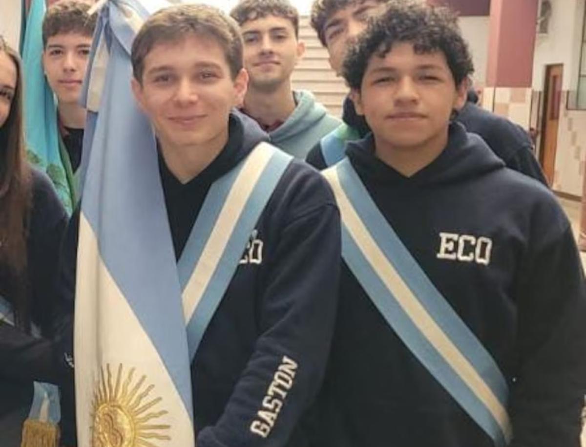 ABANDERADO. Gastón con sus compañeros del Instituto Santa Faz de Lanús, donde cursa el último año de la secundaria. / GASTÓN DIAZ