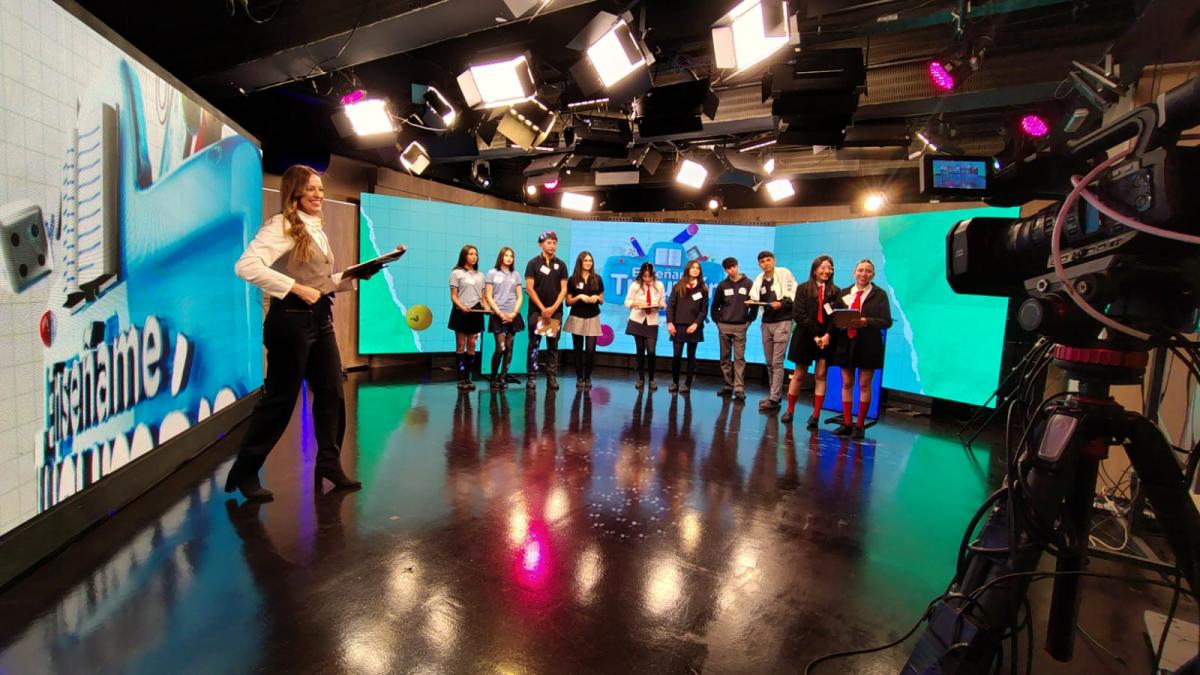 ANTES DE EMPEZAR. Carolina Servetto y los participantes en el estudio de LG Play, minutos previos al inicio del programa. LA GACETA / FOTO DE DIEGO ARÁOZ