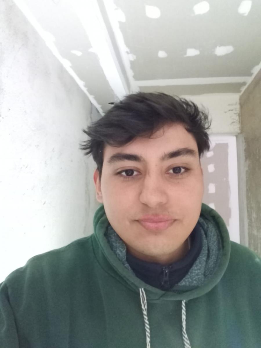 EN LA OBRA. Entre ladrillos, planos y pocas horas de sueño, Esteban Díaz refleja la rutina de muchos que estudian y trabajan a la vez. / CORTESÍA ESTEBAN DIAZ