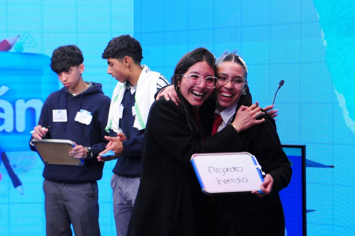 FELICIDAD. Iris Pacheco y Guadalupe Singh festejan tras acertar una de las preguntas en el primero de los juegos. LA GACETA / FOTO DE DIEGO ARÁOZ