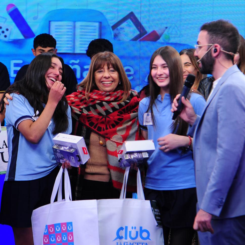 GANADORAS. Montaldo junto a las alumnas de Yonopongo.