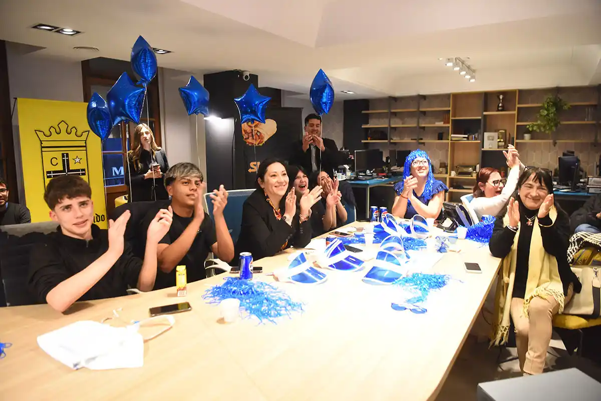 DISFRUTE. Los familiares de los participantes en la redacción.