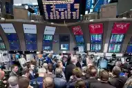 Los bonos argentinos repuntaron en Wall Street y el riesgo país, cerca de perforar el piso de 1.000 puntos