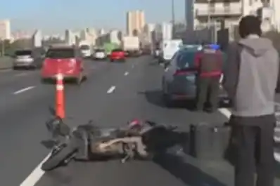 Tragedia en la autopista Buenos Aires-La Plata: un motociclista murió tras chocar contra un camión