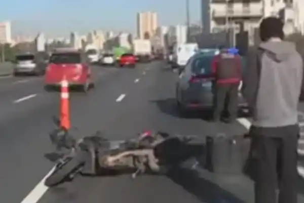 Tragedia en la autopista Buenos Aires-La Plata: un motociclista murió tras chocar contra un camión