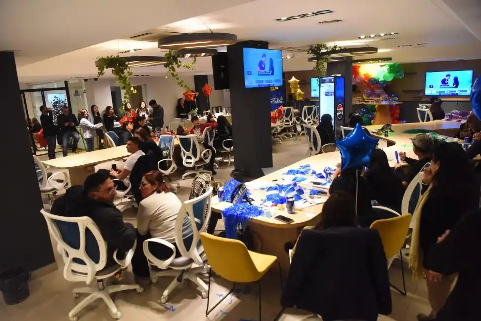 LA PREVIA DEL SHOW. La redacción de LA GACETA se llenó de colores, voces y ánimos festivos. Canciones y aplausos acompañaron cada momento.