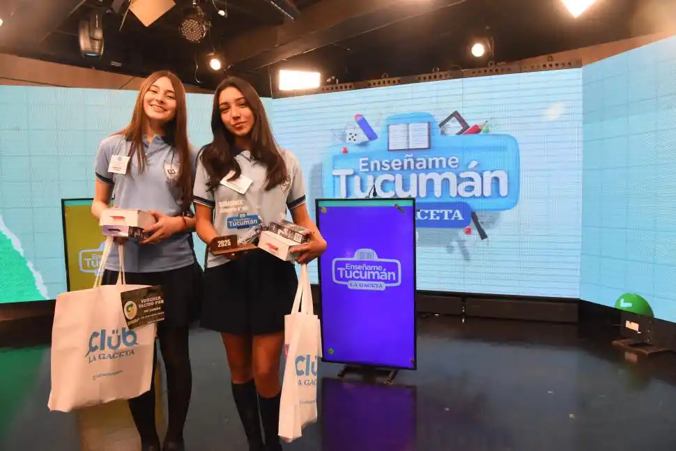 PREMIADAS. María Lucía Córdoba y Bahiana Abigail Galarza Ganim con algunos de los premios que recibieron en el final del programa, en lo que fue la primera edición de Enseñame Tucumán.
