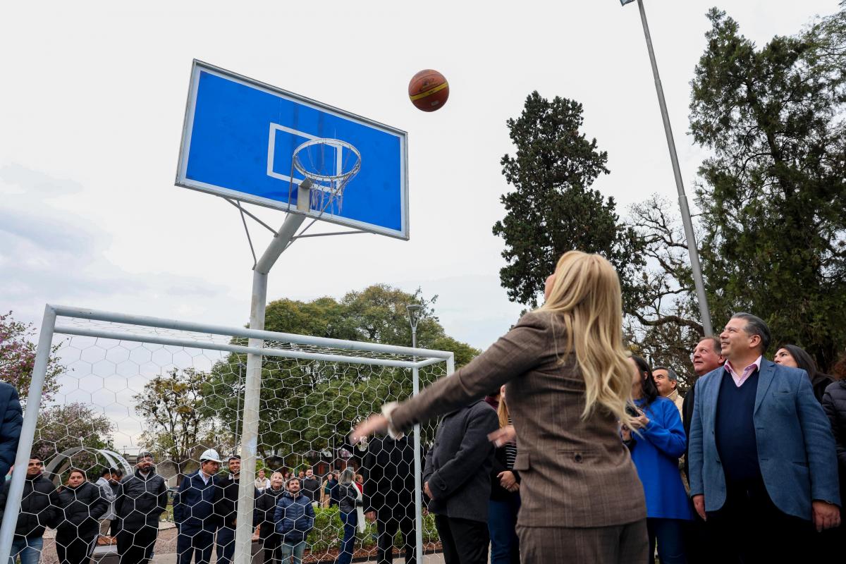 Con un Punto Selfie para parejas, la plaza 1º de Mayo de Villa Luján estrena su rincón del amor