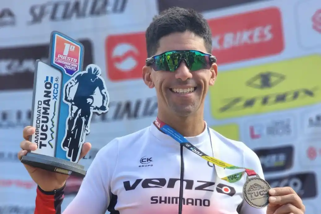 FELIZ. Álvaro Macias muestra su trofeo de campeón luego del triunfo conseguido en San Javier.