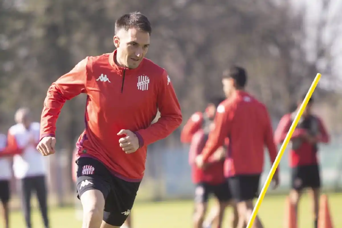 ACCIÓN. Cainelli controla la pelota y reconoce el duro momento que atraviesa el equipo. “Cada vez que nos hacen un gol nos cuesta mucho levantarnos; tenemos que salir rápido de esta situación”, dijo.