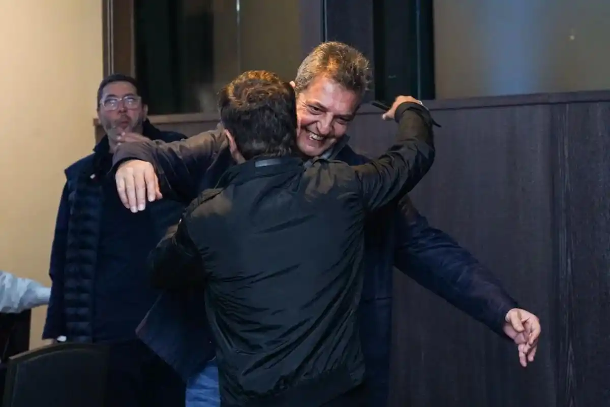 El abrazo entre Kicillof y Massa tras la victoria de Fuerza Patria