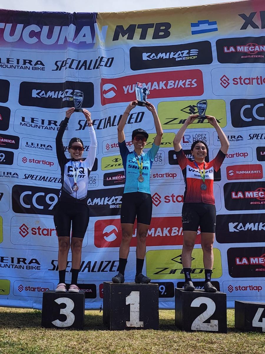 CAMPEONA INVICTA. La jujeña Agustina Apaza (centro) triunfo en las cuatro fechas que compitió en el Tucumano.