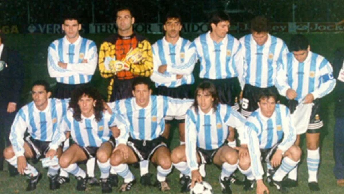 EQUIPO. La formación argentina con Maradona, Batistuta, Balbo y grandes figuras.