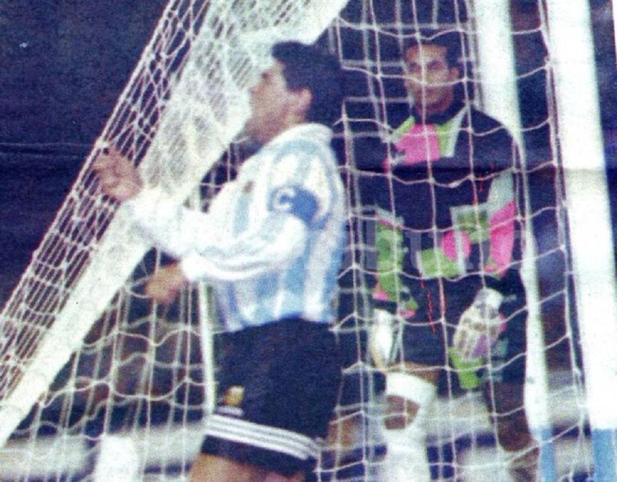 HISTÓRICO. Diego celebra su penal mientras el arquero marroquí lo observa.
