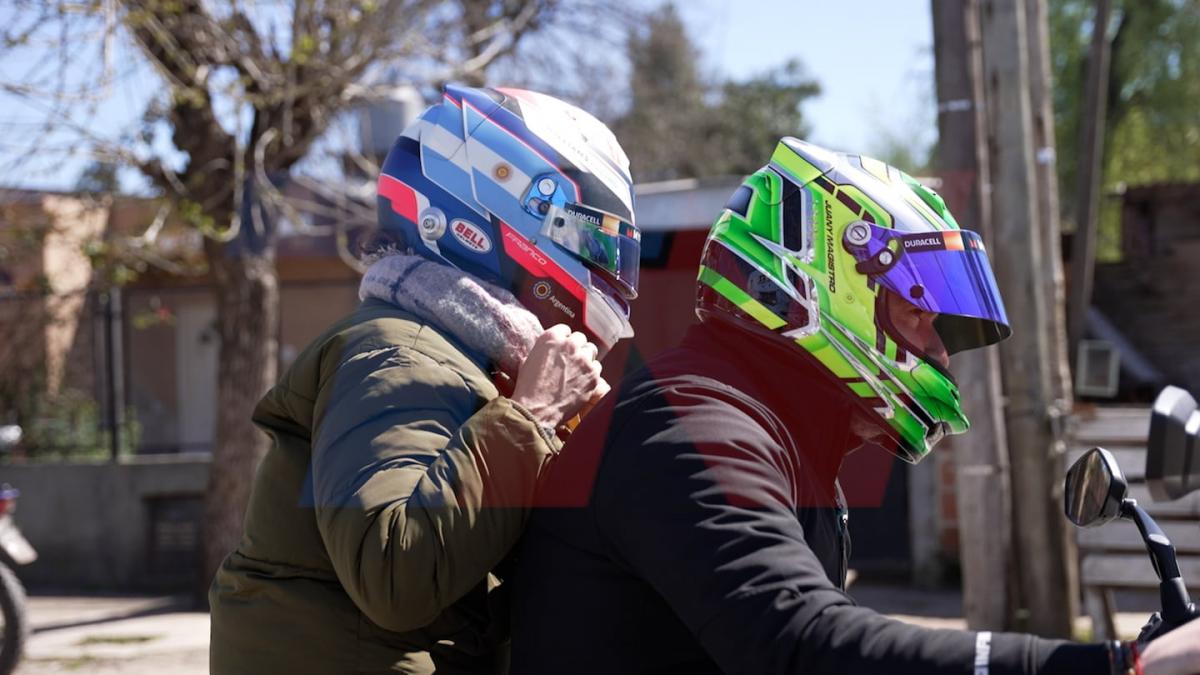La mamá de Franco Colapinto fue a votar en moto y deslumbró con un casco muy especial