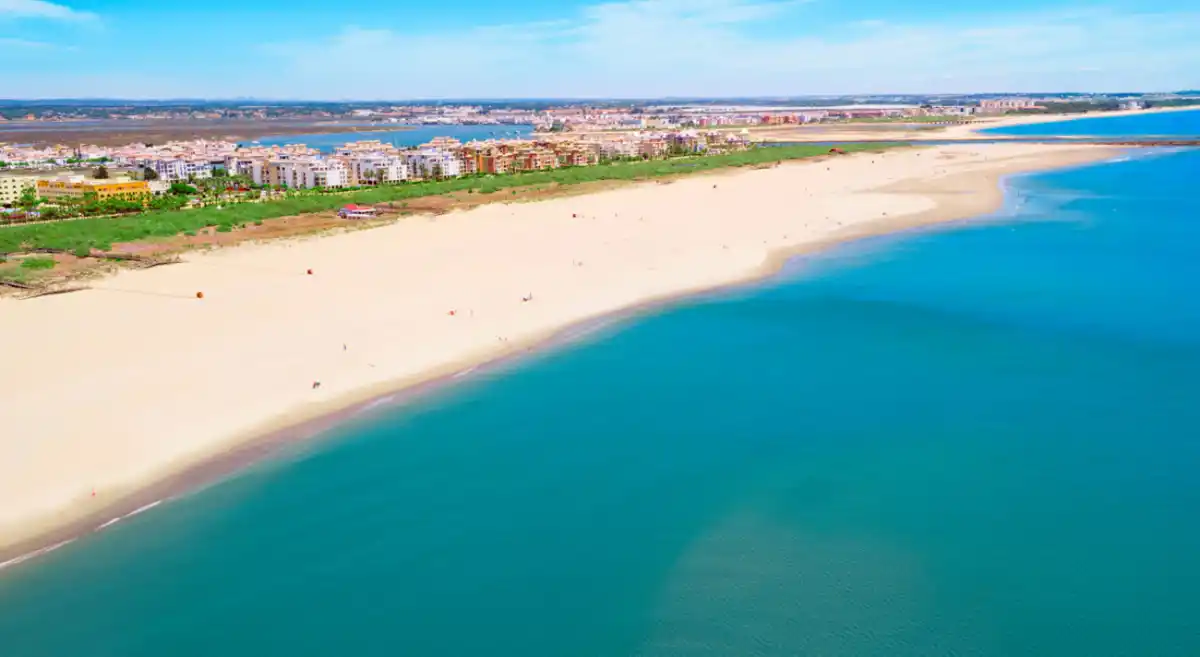 Punta del Moral, la playa de Huelva a un paso de Portugal que combina tranquilidad y encanto marinero