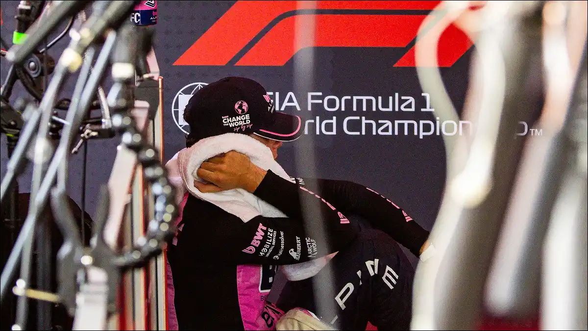 MOMENTO DE TENSIÓN. Franco Colapinto debió pausar sus declaraciones en Monza, pero enseguida se repuso y siguió la conferencia.