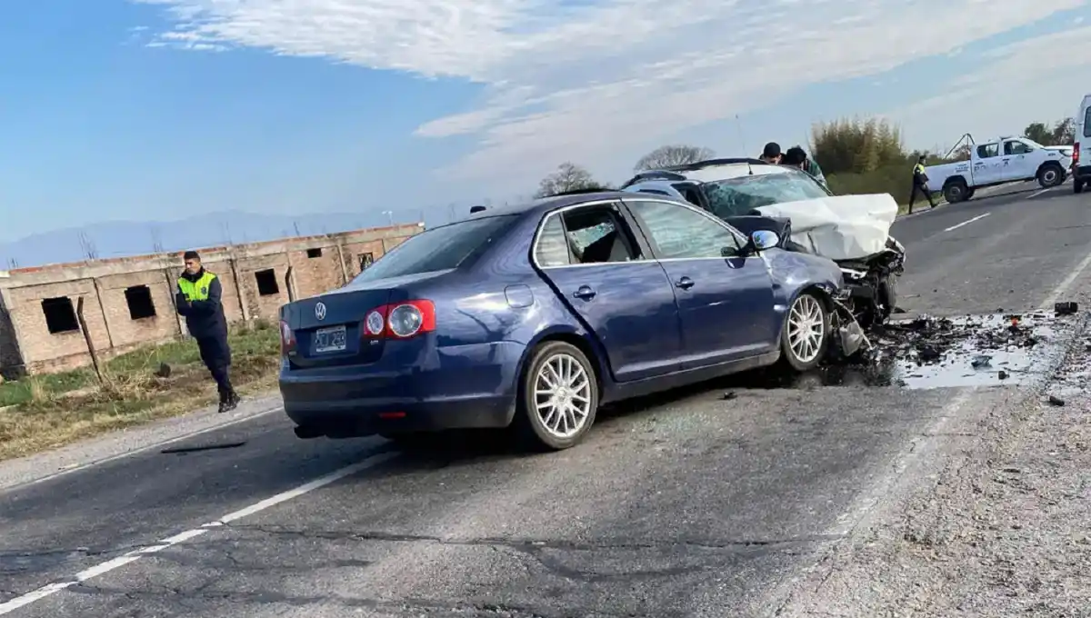 EN ROMERA POZO. Los dos vehículos siniestrados quedaron en medio de la calzada, sobre la Ruta 9.