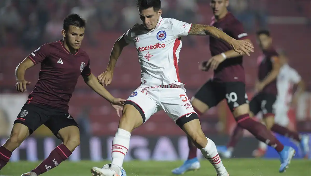 ENTRE LOS CUATRO. Lanús y Argentinos Juniors se enfrentarán hoy en la cancha de Racing.