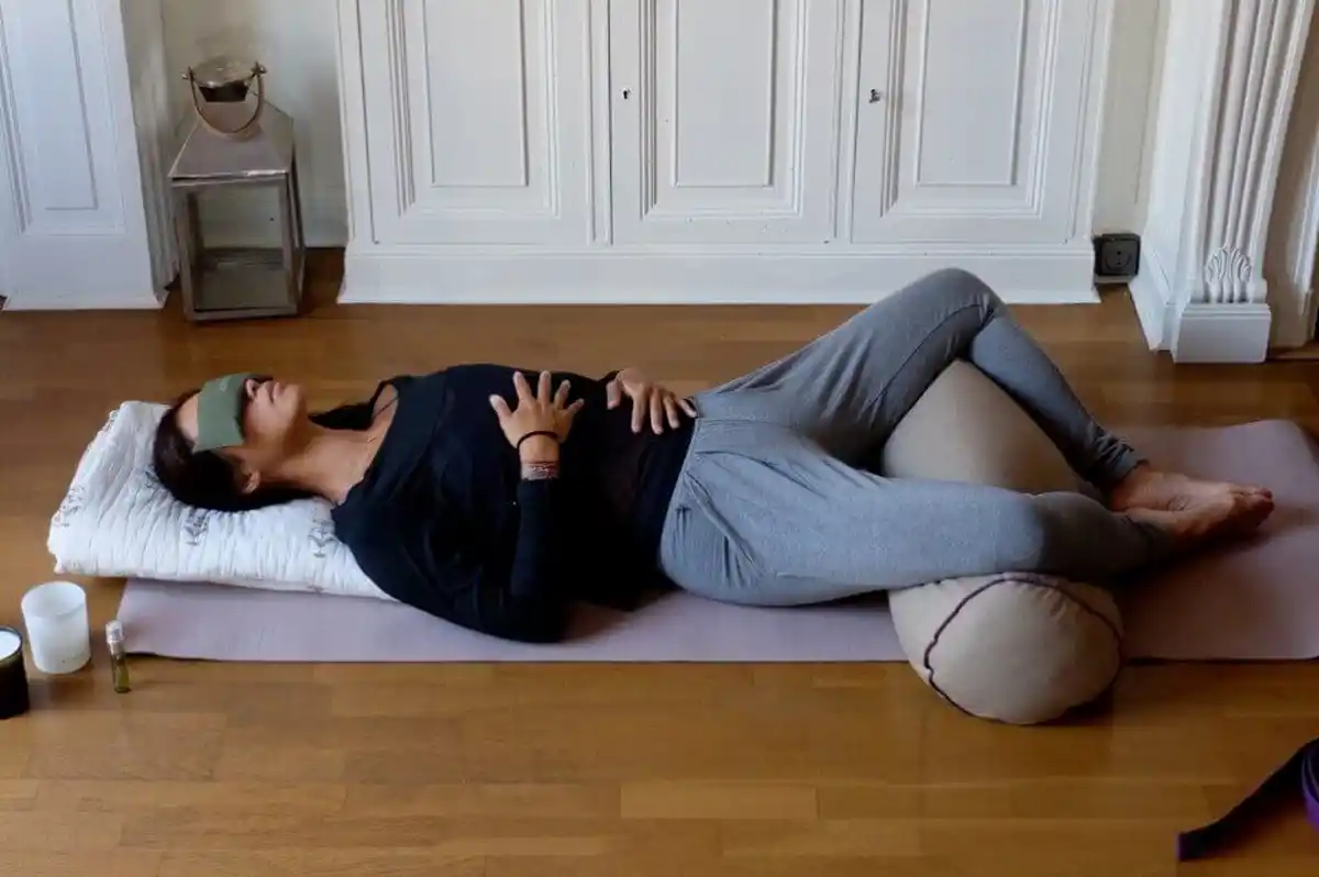 El yoga restaurativo usa instrumentos para facilitar las posturas o asanas.