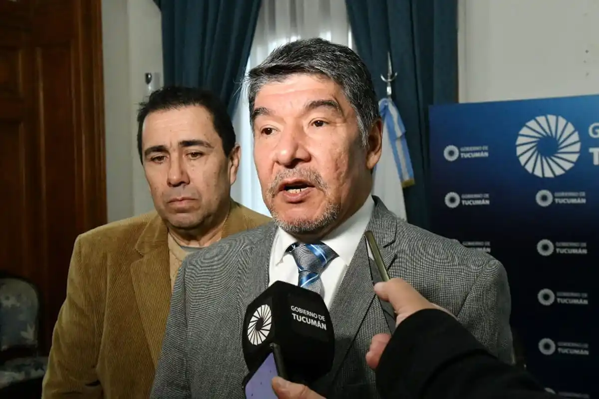 Miguel Acevedo; detrás, Sergio Mansilla.