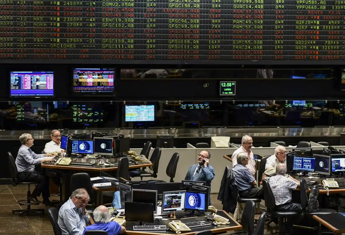 JORNADA FINANCIERA. Acciones y bonos argentinos registraron fuertes caídas. AFP 