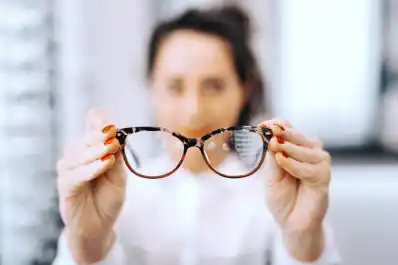 Chau anteojos: ¿Cuánto costarán las gotas que prometen corregir la presbicia?
