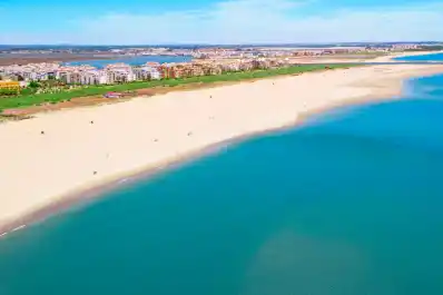 Punta del Moral, la playa de Huelva a un paso de Portugal que combina tranquilidad y encanto marinero