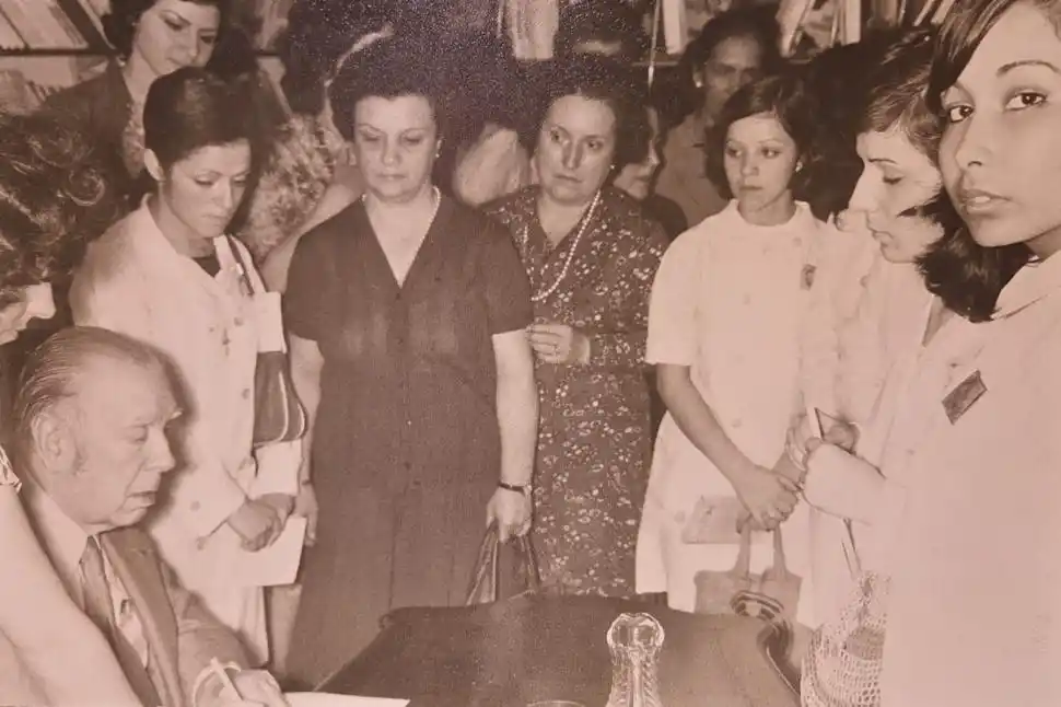 Recuerdos fotográficos: 1978. Borges firma ejemplares en una librería tucumana