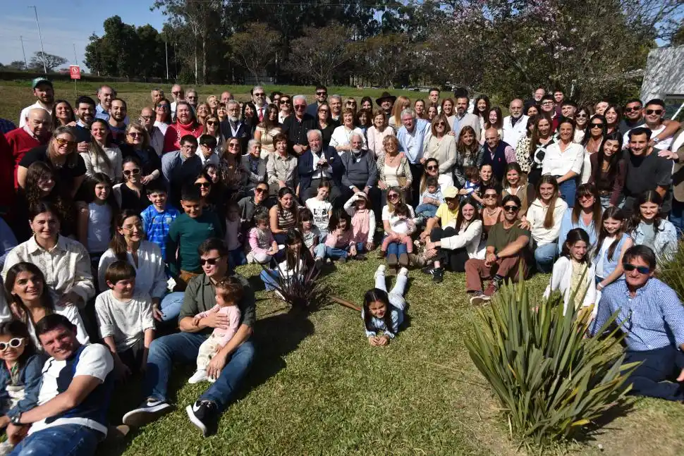 TODAS LAS GENERACIONES JUNTAS. Un par de centenas de familiares de esta tradicional familia de Monteros compartieron un día inolvidable la gaceta / foto de osvaldo ripoll
