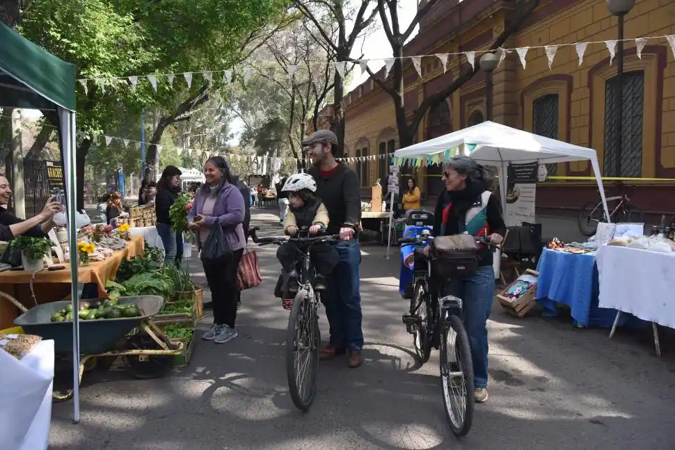 COMPRAVENTA. Clientes y productores se congregaron en el mercadito agroecológico en el MUNT. LA GACETA / FOTOS DE ANALÍA JARAMILLO