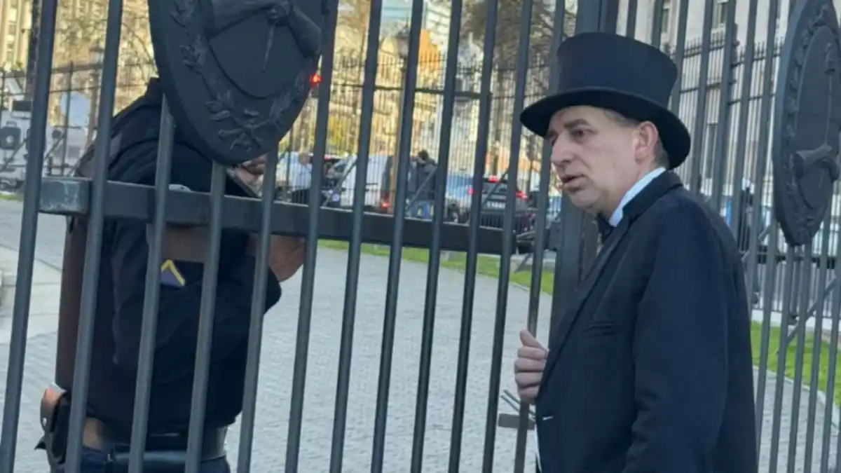 INSÓLITO. El Mago Sin Dientes se presentó en la Casa Rosada y pidió hablar con Javier Milei (@nicolasmunafo)