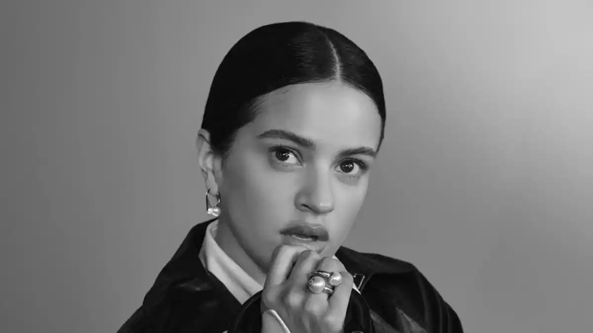 El truco de Rosalía para unos labios jugosos: combina un labial de lujo con un bálsamo low cost