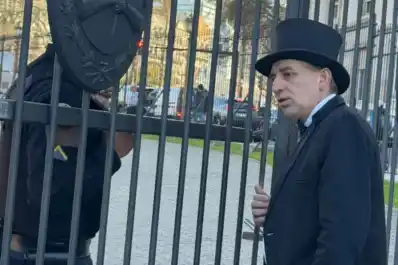 El Mago sin Dientes se presentó en Casa Rosada y pidió hablar con Milei