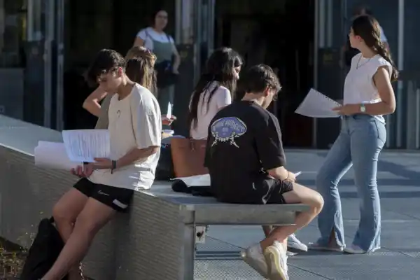 Rebaja de hasta 400 euros en la matrícula para universitarios y alumnos de FP en Madrid que trabajen y estudien a la vez