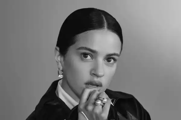 El truco de Rosalía para unos labios jugosos: combina un labial de lujo con un bálsamo low cost