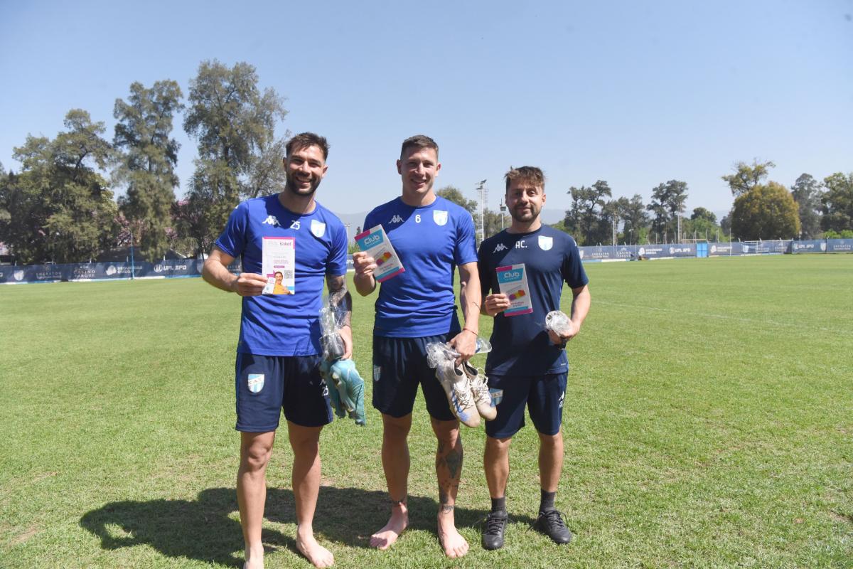 Fausto Grillo, Gianluca Ferrari y Martín Wainer, ayudante de Pusineri, recibieron el beneficio del club LA GACETA.