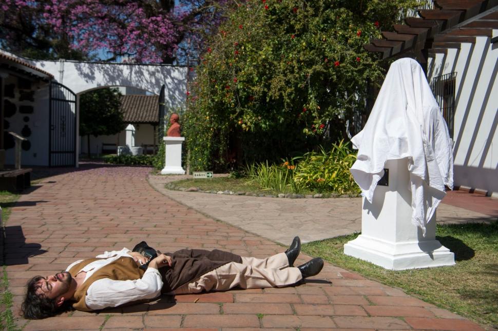 EN PLENO ENSAYO. A Mauricio Varela le toca personificar al escultor.