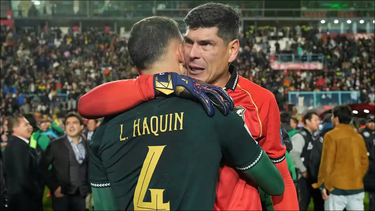 LÁGRIMAS EN EL ALTO. Carlos Lampe se quebró tras el triunfo de Bolivia ante Brasil y la clasificación al repechaje mundialista.