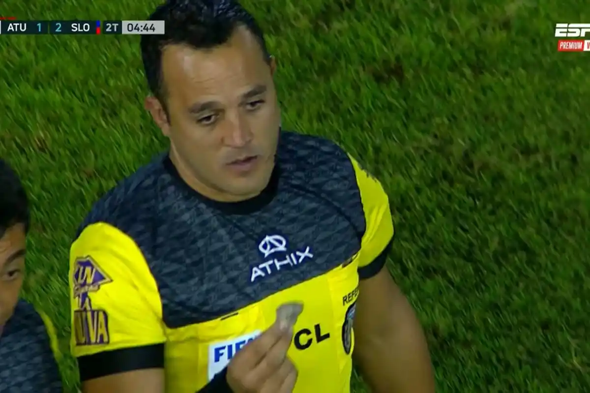 En 2023, Fernando Espinoza dirigió un partido entre Atlético y San Lorenzo, y expulsó a dos jugadores y Lucas Pusineri.