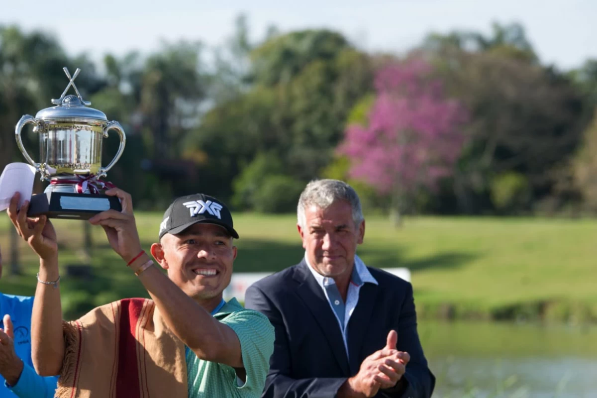 ¡QUÉ MOMENTO! Augusto Núñez, muy emocionado, levanta la copa. Atrás, Mariano Malmierca aplaude el momento.